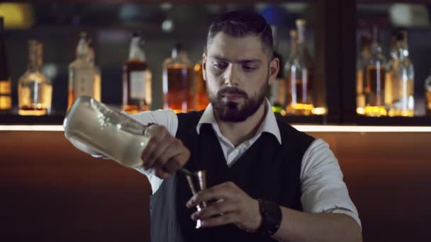 Barista al bar, liquore o sciroppo in un misurino - jigger — Video Stock