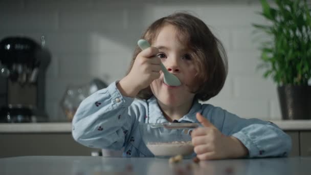 Girl having breakfast in the kitchen with breakfast cereal. — Stock Video