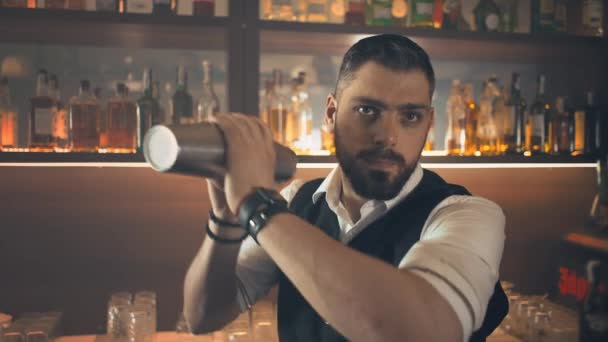 Zeitlupenvideo eines Barkeepers, der einen Cocktail in einem Shaker mixt — Stockvideo