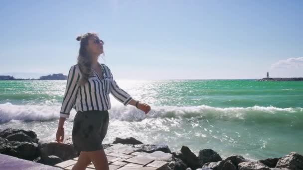 海岸を歩く白人の人種の女性. — ストック動画