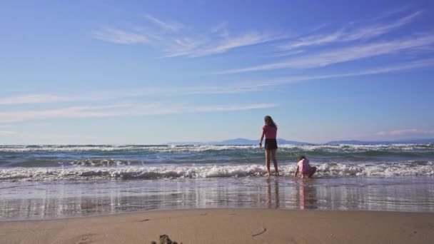 Mamá y su hija feliz por el mar. — Vídeos de Stock