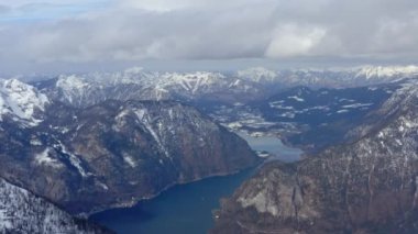 Alplerdeki bir dağ gölünün havadan görünüşü.
