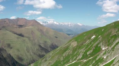 Mavi gökyüzü ile dağların havadan görünüşü. 