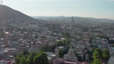 Gürcistan 'ın Tiflis kentsel güneşli manzarası.