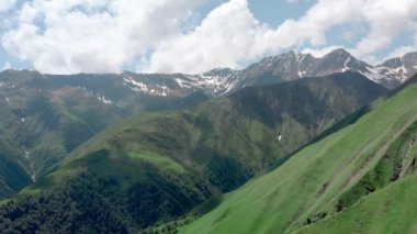 Dağların havadaki sinematik görüntüleri. 