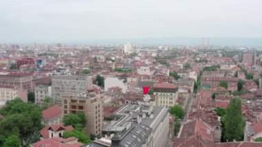Bulgaristan 'ın Sofya kentindeki kentsel manzara ve yeşil parklarla hava izleme merkezi.