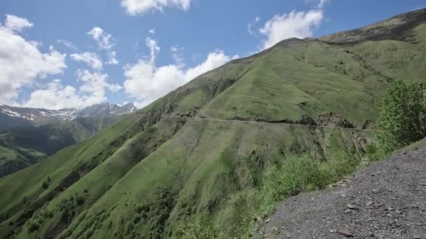 Kaukasus berg med toppar och åsar täckta med snö, klippor och klippor. — Stockvideo