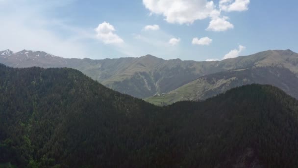 4К кинематографический снимок с беспилотником на горном ландшафте. — стоковое видео