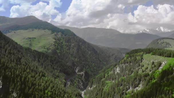 그루지야의 카프카스 산맥 의경 치를 공중에서 찍은 사진. — 비디오
