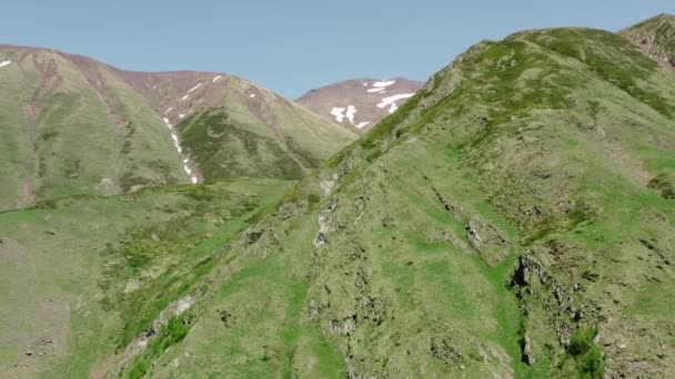 Flygfoto av ett bergslandskap i Alperna. — Stockvideo