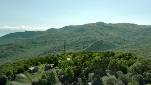 Vista panorámica aérea del paisaje montañoso con bosque verde. — Vídeo de stock