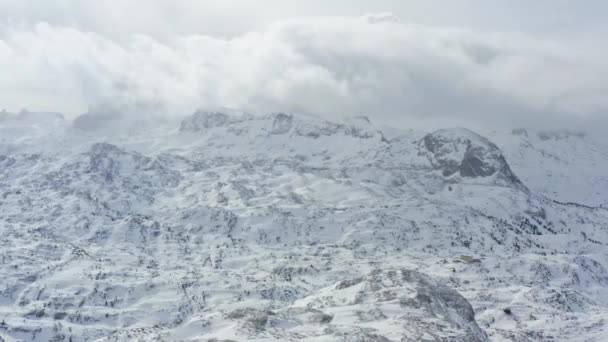 Flygfoto över de snöiga Alperna. — Stockvideo