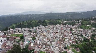 Guatemala Chichicastenango hava manzaralı. Dağlardaki evler ve sokaklar.