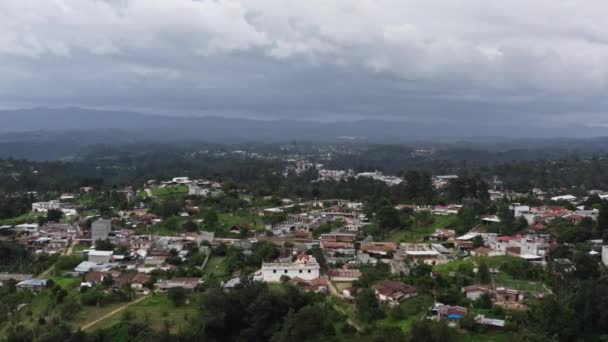 Letecký pohled do vesnice Guatemala. Domy jsou obklopeny džunglí. — Stock video