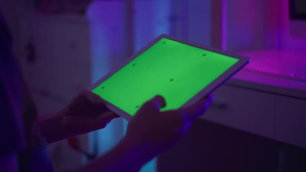 Крупный план мужчины, держащего планшет с зеленым экраном. — стоковое видео