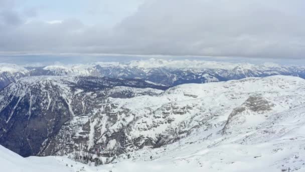 Luchtfoto van de winter Oostenrijkse Alpen. — Stockvideo