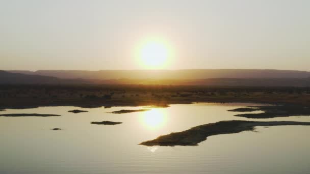Légitámadás Tanzániában. Gyönyörű drón repül a tó felett naplementekor vagy napkeltekor — Stock videók