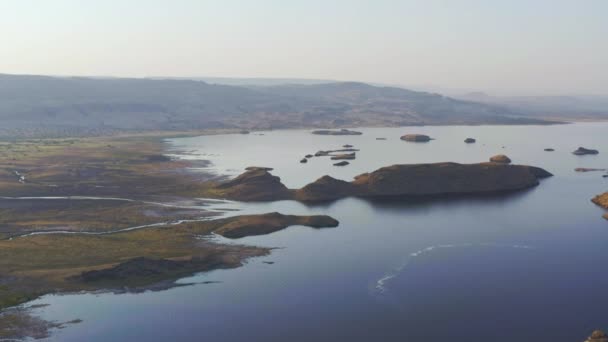 Соленое озеро Сода с небольшими островами, расположенными в саванне — стоковое видео
