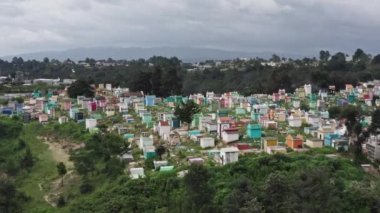 Guatemala mezarlığının havadan görünüşü. Bir mezarlıkta çok renkli mezar taşları 