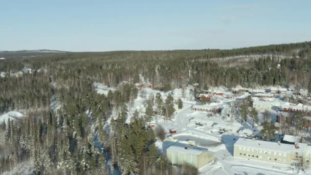 Luftaufnahme der ländlichen Winterlandschaft in Schweden. — Stockvideo