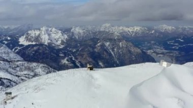 Kış dağlarının hava manzarası. 
