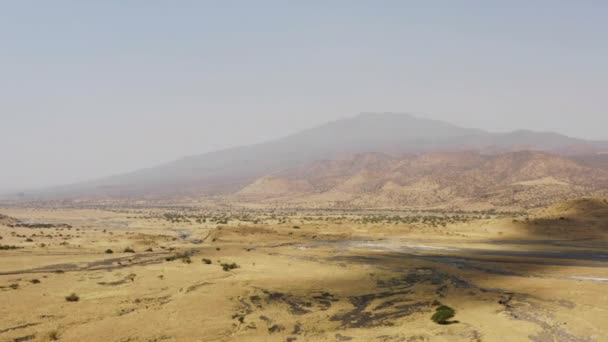 Vista aérea de Tanzania. Drone video del volcán Ol Doinyo Lengai — Vídeos de Stock