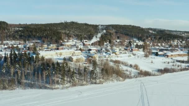 Αεροφωτογραφία του χειμώνα σε ένα χωριό στη Σουηδία. — Αρχείο Βίντεο