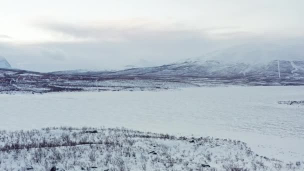 Letecký pohled na krajinu zimního jezera ve Švédsku. — Stock video