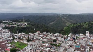 Guatemala 'nın havadan görünüşü. Şehrin dağlardaki manzarası. 