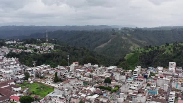Luchtfoto van Guatemala. Stadsgezicht van de stad in de bergen — Stockvideo