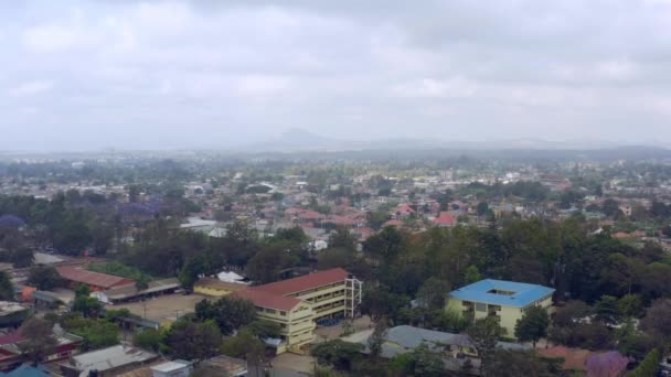 Hava atışı Arusha Tanzanya. Şehrin sokaklarında İHA uçuşu — Stok video