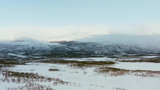 Luchtfoto winterlandschap van bergketens. — Stockvideo