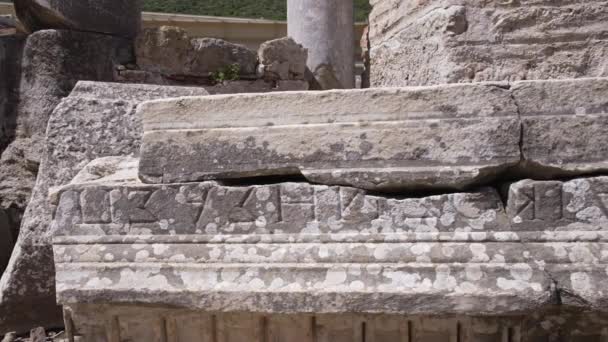 Detailní záběr na dlaždice nebo kámen vyrytý ve starověkém Řecku. — Stock video