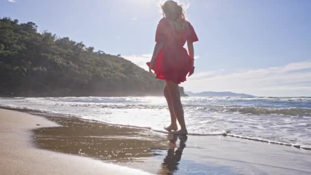 Girl enjoying a vacation on the seaside. Woman in slow motion walking — Video