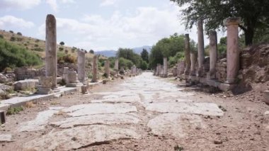 Antik Yunan nehirleri. Tarihi bir cadde boyunca uzanan 