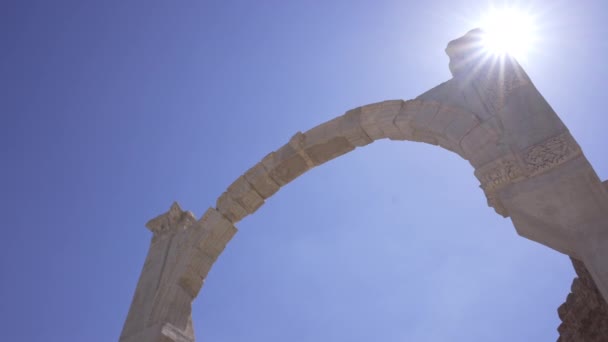 Starożytne ruiny Turcji. Starożytny łuk z kamienia, na który pada światło słoneczne. — Wideo stockowe