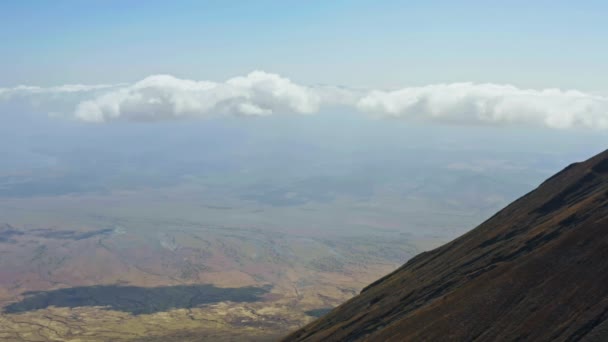El vuelo de un dron sobre la lava congelada del volcán — Vídeos de Stock