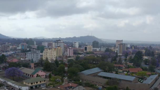 Arusha Tanzânia. Voo de drone sobre as ruas da cidade — Vídeo de Stock