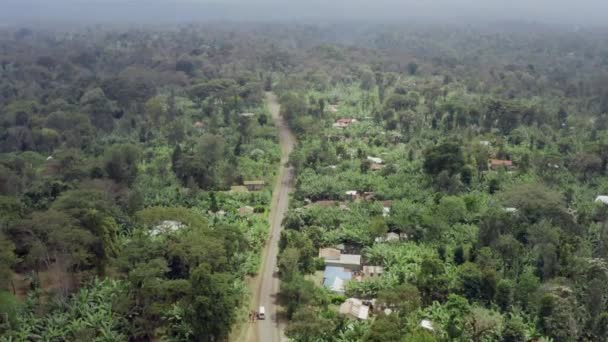 Drónvideó egy falun áthaladó útról — Stock videók
