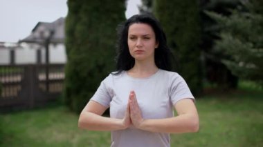 Kafkasyalı kız bahçede yoga yapıyor.. 