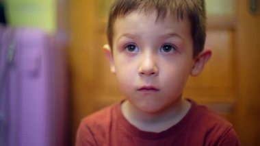 Evde televizyon izleyen bir çocuğun portresi..