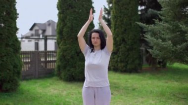 Güzel kız bahçede tek başına yoga yapıyor.. 