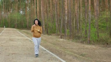 Kafkasyalı kız koşarken kulaklık takıyor.. 