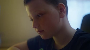 Kafkasyalı bir çocuk deftere yazar ve düşünür ki.... 