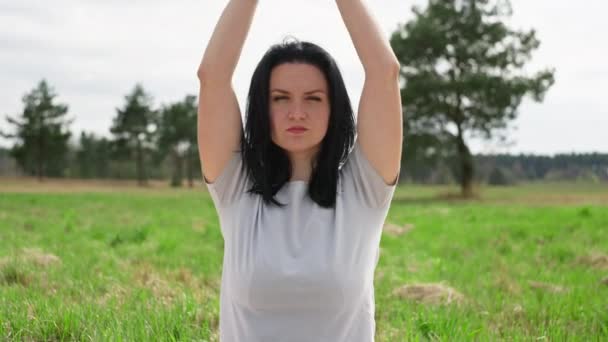 Gezonde levensstijl, meisje beoefenen yoga alleen met de natuur. — Stockvideo