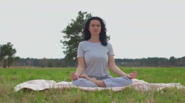 Kafkasyalı kız güzel bir doğal ortamda meditasyon yapıyor..