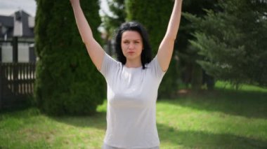 Kız doğada yoga yapıyor.. 