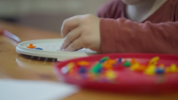 Childrens hands collect a puzzle. — Vídeo de stock