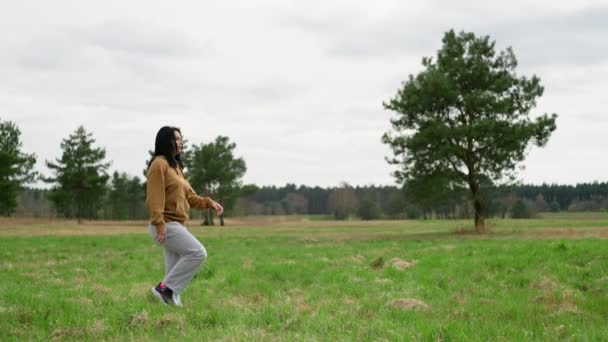 Mädchen joggen in der Natur. — Stockvideo