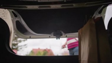 Beyaz kız bagajı açar ve alışverişe çıkar.. 